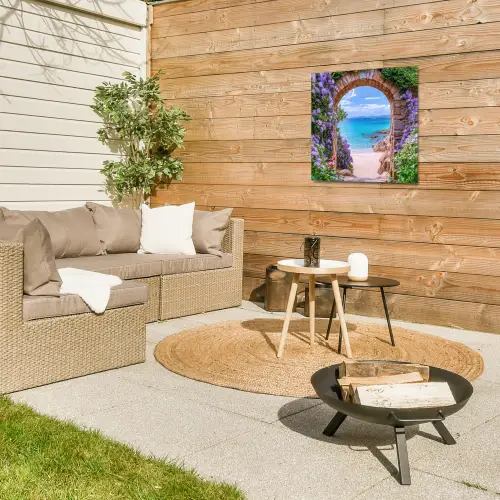 Doorkijk - Poort - Zee - Strand - Rotsen Tuinposter op houten frame 2 cm dik middel -sfeer2