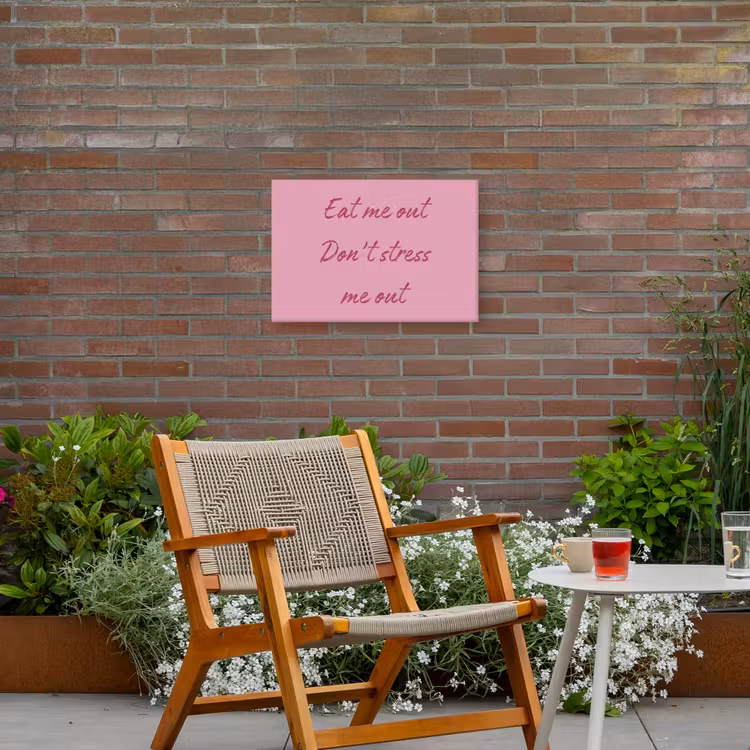 Eat me out don't stress me out - Roze - Handgeschreven Tuinposter op houten frame 2 cm dik klein -sfeer3