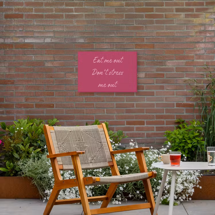 eat me out don't stress me out - Roze - Minimalistisch Tuinposter op houten frame 2 cm dik klein -sfeer3