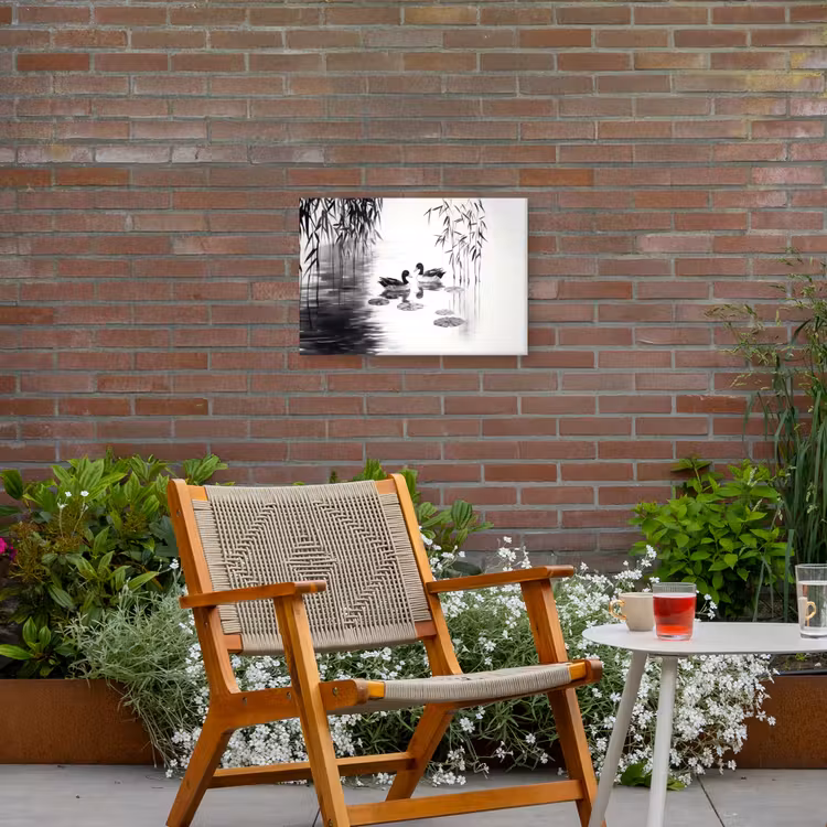 Eenden - Waterlelies - Riet - Zwart Tuinposter op houten frame 2 cm dik klein -sfeer3
