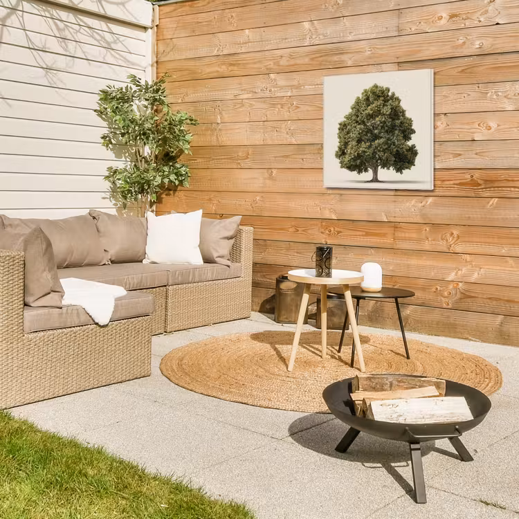 Eikenboom - Groen - Lichte achtergrond Tuinposter op houten frame 2 cm dik middel -sfeer2