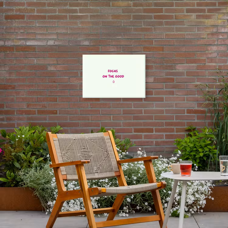 Focus - Beige - Roze - Smiley Tuinposter op houten frame 2 cm dik klein -sfeer3