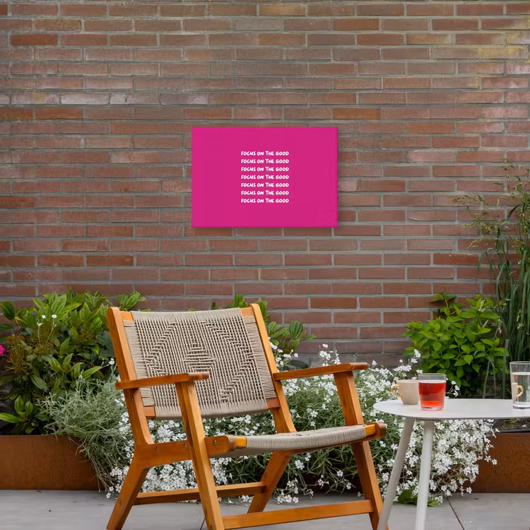 Focus on the good - Roze - wit Tuinposter op houten frame 2 cm dik klein -sfeer3