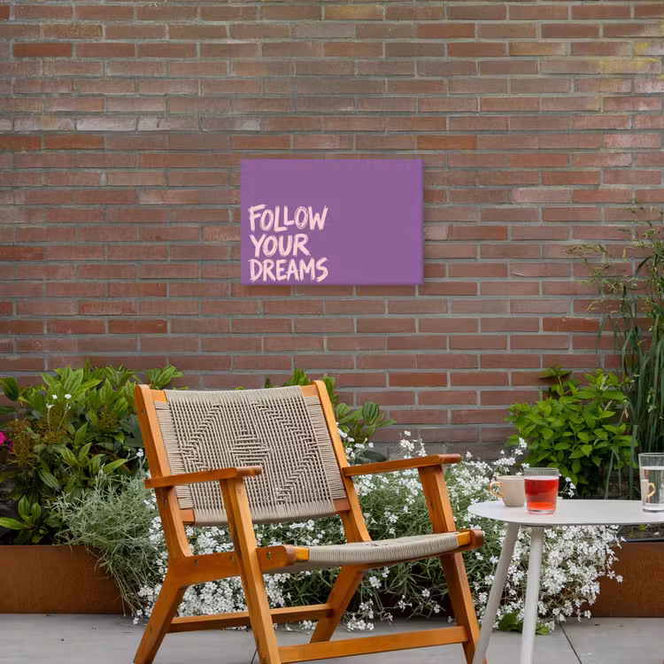 Follow your dreams - Paars - Penseeltextuur Tuinposter op houten frame 2 cm dik klein -sfeer3
