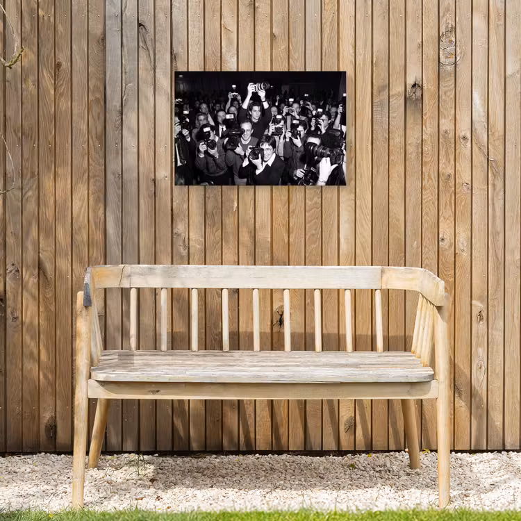 Fotografen - Menigte - Flitsers - Journalistiek Tuinposter op houten frame 2 cm dik klein -sfeer4