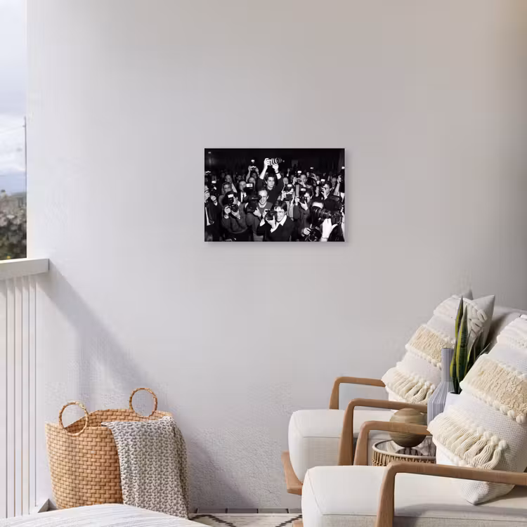 Fotografen - Menigte - Flitsers - Journalistiek Tuinposter op houten frame 2 cm dik klein -sfeer1