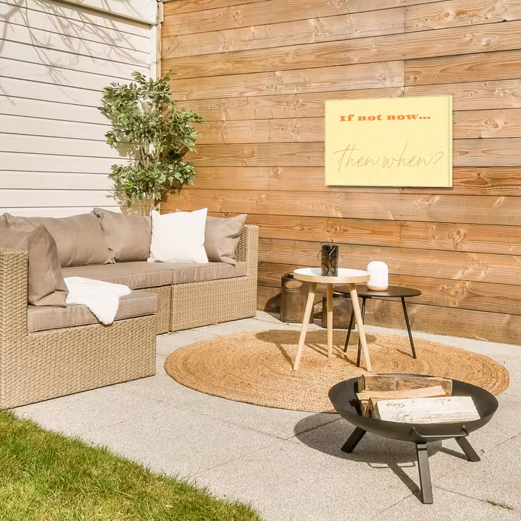 Geel - Oranje - if not now then when Tuinposter op houten frame 2 cm dik klein -sfeer2