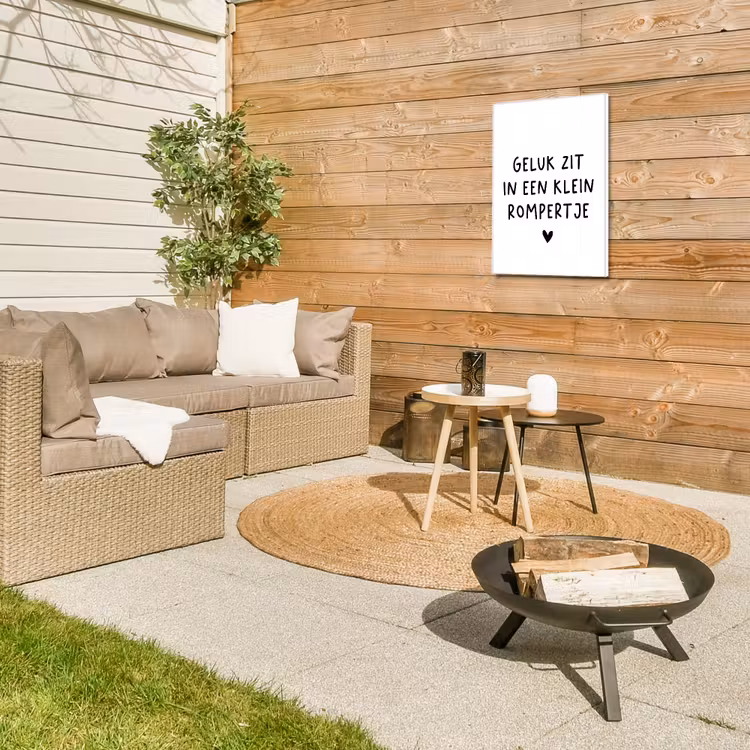 Geluk zit in een klein rompertje - Quotes - Spreuken Tuinposter op houten frame 2 cm dik klein -sfeer2
