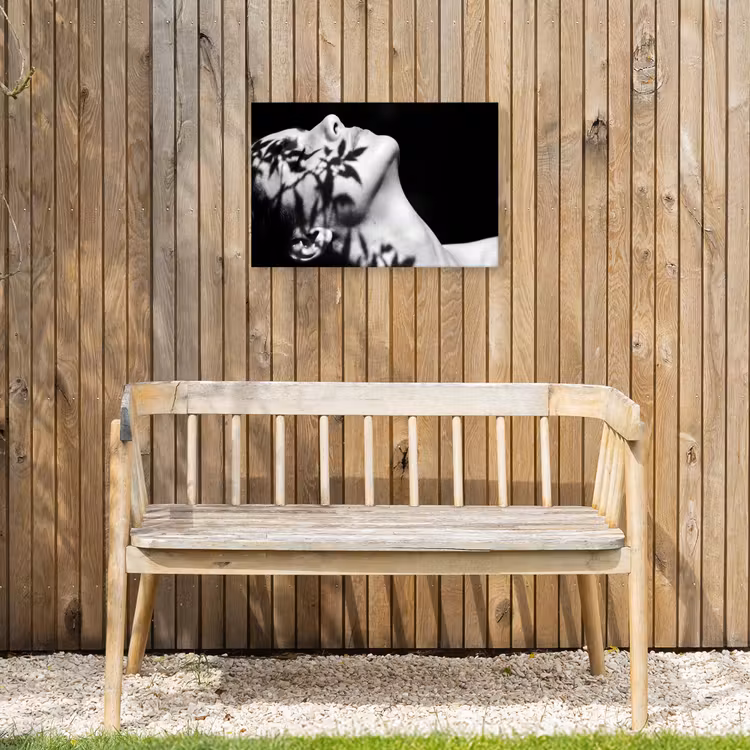 Gezicht - Schaduw - Bladeren - Zwart - Wit - Intiem Tuinposter op houten frame 2 cm dik klein -sfeer4