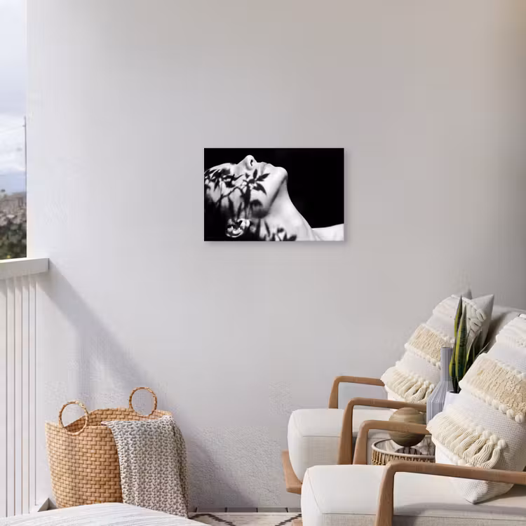 Gezicht - Schaduw - Bladeren - Zwart - Wit - Intiem Tuinposter op houten frame 2 cm dik klein -sfeer1
