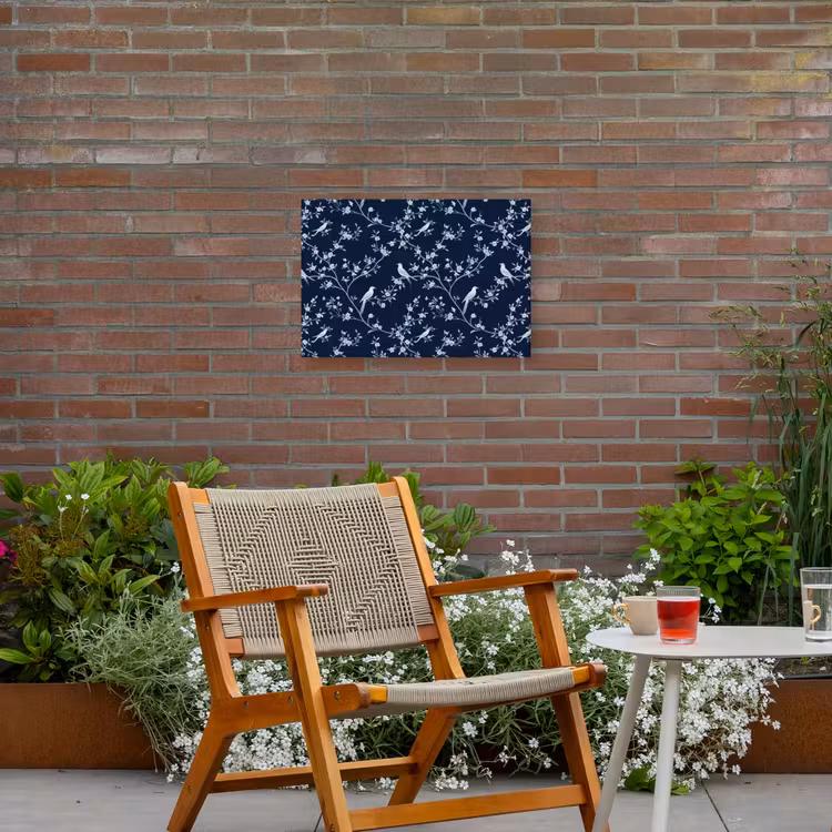 Grafisch - Bloesemtak - Blauw Tuinposter op houten frame 2 cm dik klein 845 -sfeer3