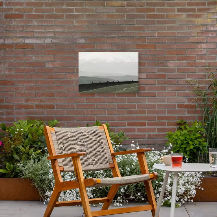 Grijs - Berg - Paarden Tuinposter op houten frame 2 cm dik klein -sfeer3
