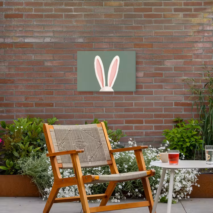 Hazen - Oren - Roze Tuinposter op houten frame 2 cm dik klein -sfeer3