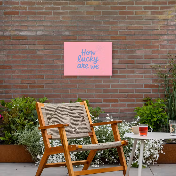 How lucky are we - Klavervier - Roze - Blauw Tuinposter op houten frame 2 cm dik klein -sfeer3