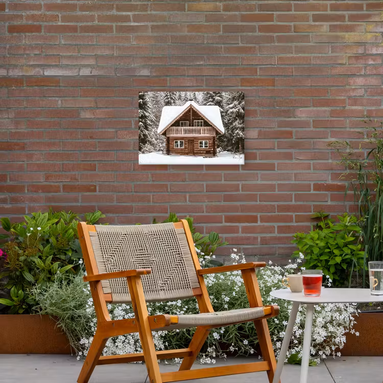Huis - Bos - Winter - Natuur - Sneeuw Tuinposter op houten frame 2 cm dik klein -sfeer3
