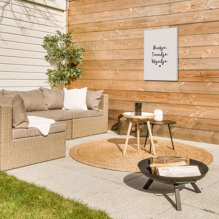 huisjetuintjewijntje-beige Tuinposter op houten frame 2 cm dik klein -sfeer2
