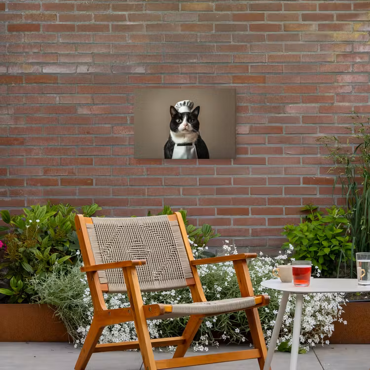 Kat - Kokskleding - Zwart - Wit Tuinposter op houten frame 2 cm dik klein -sfeer3