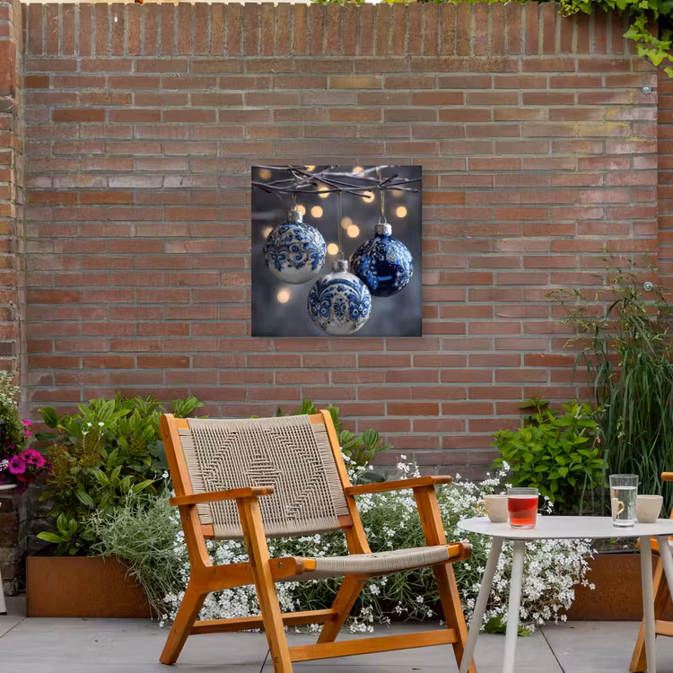 Kerstbal - Versierd - Blauw Tuinposter op houten frame 2 cm dik middel -sfeer3