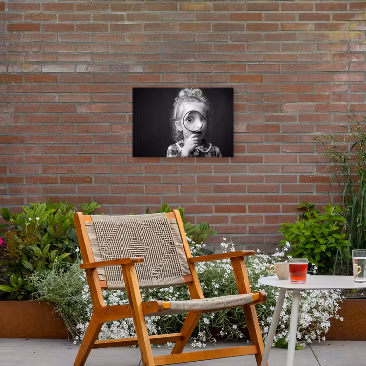 Kind - Vergrootglas - Portret - Zwart-wit Tuinposter op houten frame 2 cm dik klein -sfeer3