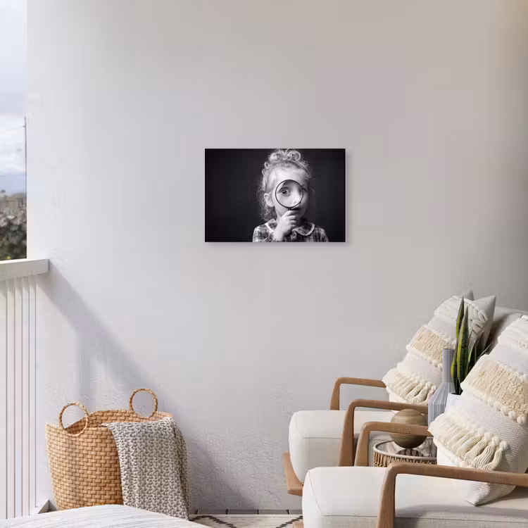 Kind - Vergrootglas - Portret - Zwart-wit Tuinposter op houten frame 2 cm dik klein -sfeer1