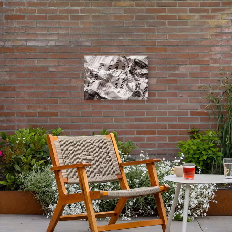 Krant - Gekreukeld - Textuur - Vintage - Zwart-wit Tuinposter op houten frame 2 cm dik klein -sfeer3