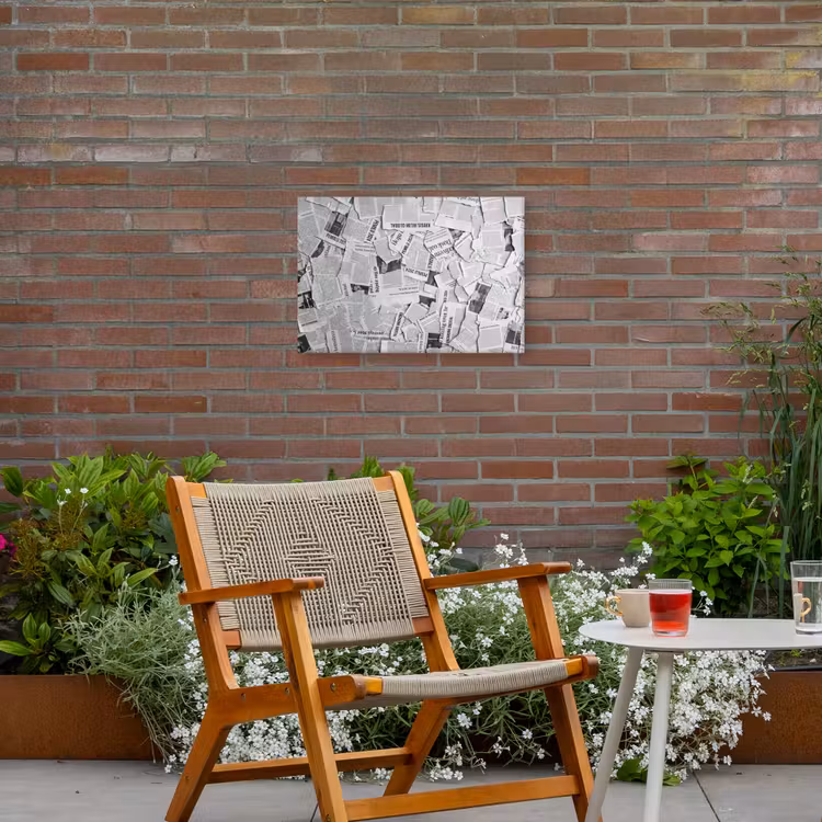 Krant - Versnipperd - Textuur - Zwart-wit - Abstract Tuinposter op houten frame 2 cm dik klein -sfeer3