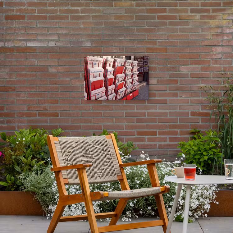 Kranten - Rek - Stedelijk - Dagelijks leven - Rood Tuinposter op houten frame 2 cm dik klein -sfeer3