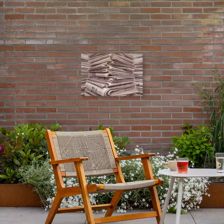 Kranten - Stapel - Nieuws - Vintage - Beige Tuinposter op houten frame 2 cm dik klein -sfeer3