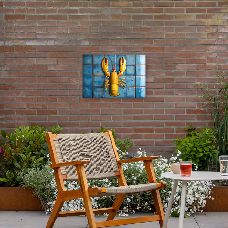 Kreeft - Geel - Blauw - Tegels Tuinposter op houten frame 2 cm dik klein -sfeer3