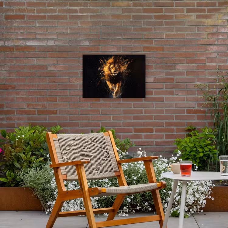 Leeuw - Zwart - Oranje - Verf Tuinposter op houten frame 2 cm dik klein -sfeer3
