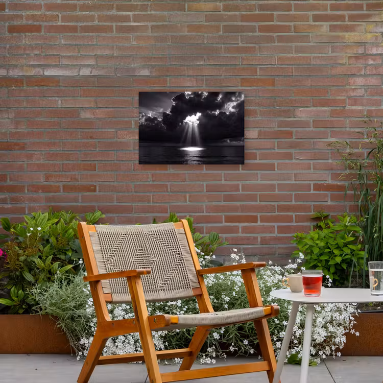 Licht - Wolken - Zee - Zwart-wit - Natuur Tuinposter op houten frame 2 cm dik klein -sfeer3