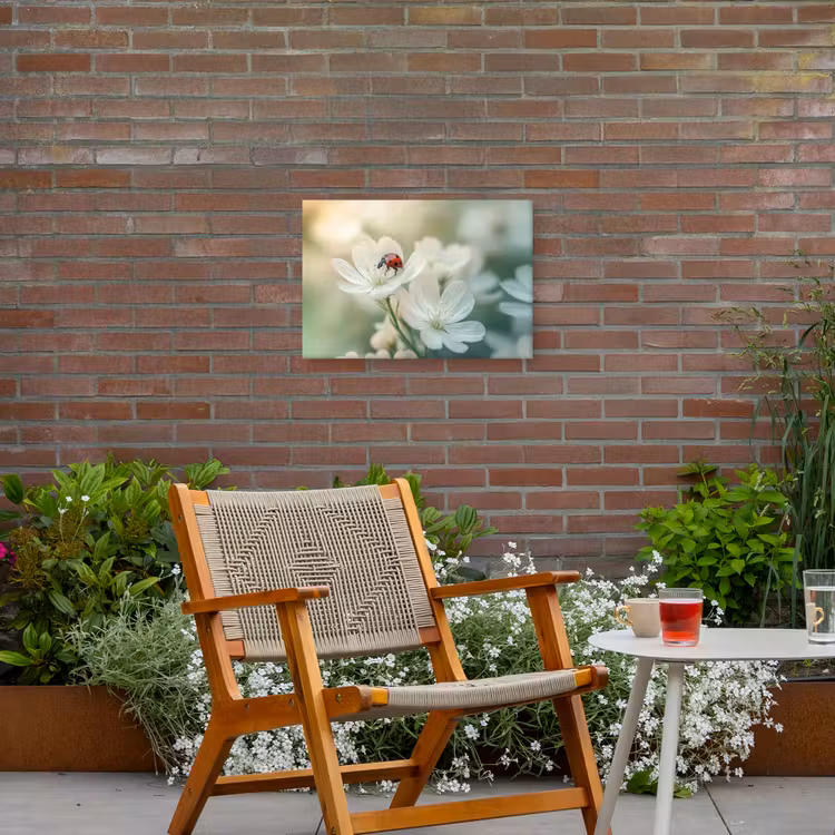 Lieveheersbeestje - Bloemen - Wit Tuinposter op houten frame 2 cm dik klein -sfeer3