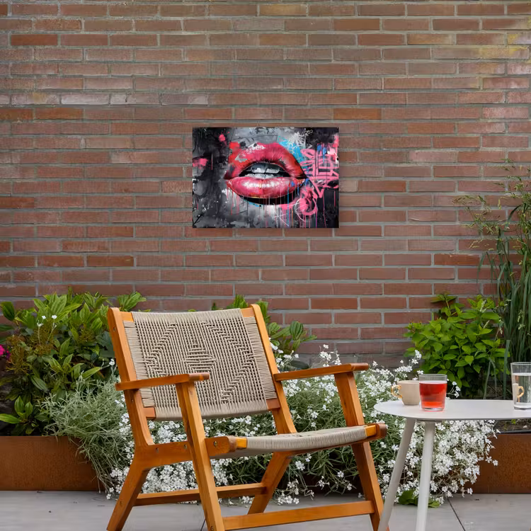 Lippen - Felroze - Graffiti - Verfstrepen Tuinposter op houten frame 2 cm dik klein -sfeer3