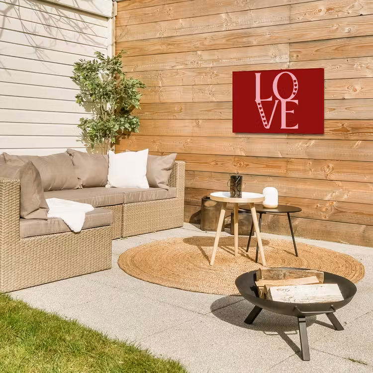 Love - Rood - Hatjes Tuinposter op houten frame 2 cm dik klein -sfeer2
