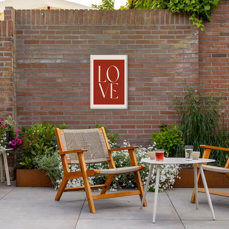 Love - Rood - Minimalistisch Tuinposter op houten frame 2 cm dik klein -sfeer3