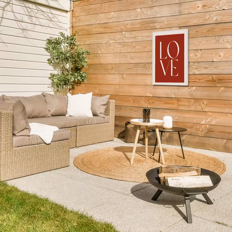 Love - Rood - Minimalistisch Tuinposter op houten frame 2 cm dik klein -sfeer2