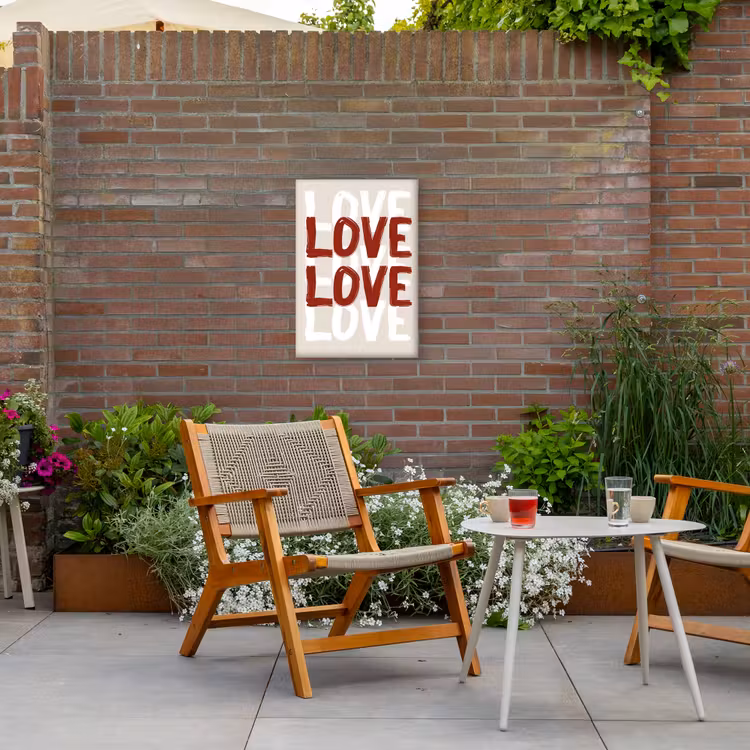Love - Rood - Tekst Tuinposter op houten frame 2 cm dik klein -sfeer3