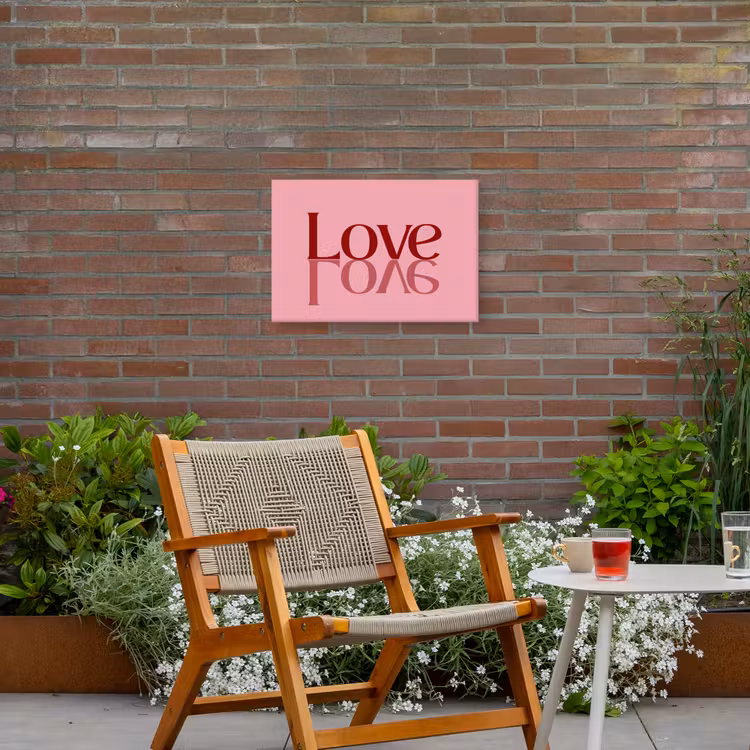 Love - Roze - Spiegeling Tuinposter op houten frame 2 cm dik klein -sfeer3