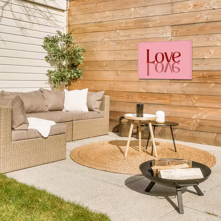 Love - Roze - Spiegeling Tuinposter op houten frame 2 cm dik klein -sfeer2