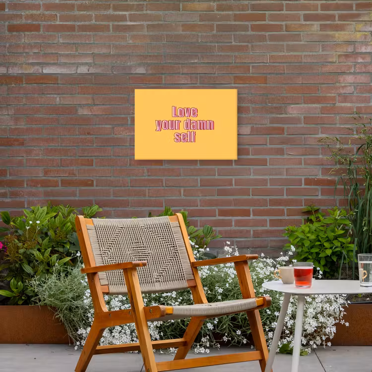 Love yourself - Roze - Geel Tuinposter op houten frame 2 cm dik klein -sfeer3