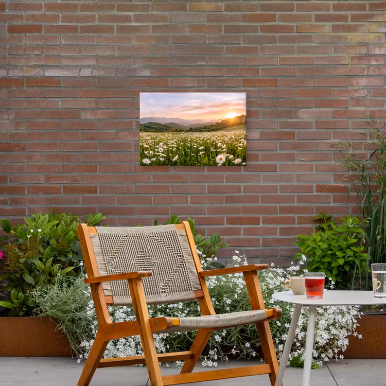Madelief - Veld - Heuvels - Groen Tuinposter op houten frame 2 cm dik klein -sfeer3
