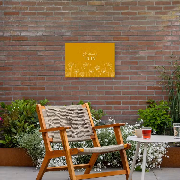Mama's Tuin op Gele Achtergrond Tuinposter op houten frame 2 cm dik klein -sfeer3