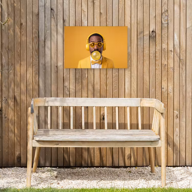 Man - Bubblegum - Portret - Geel - Modern Tuinposter op houten frame 2 cm dik klein -sfeer4
