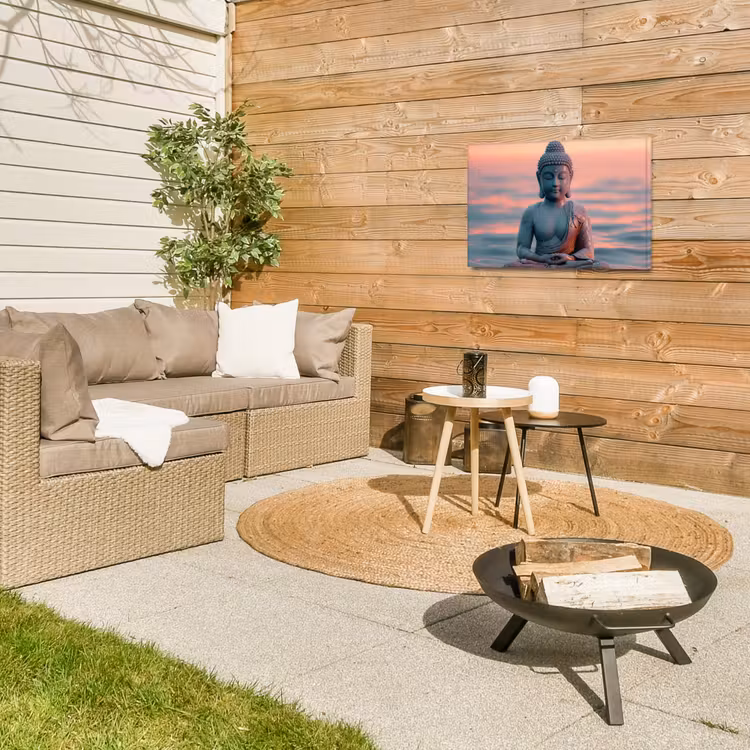 Mediterende Boeddha bij zonsondergang Tuinposter op houten frame 2 cm dik klein -sfeer2