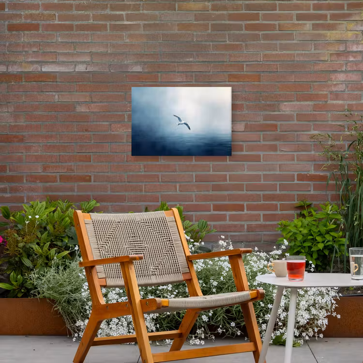 Meeuw - Wit - Zee - Mistig Tuinposter op houten frame 2 cm dik klein -sfeer3