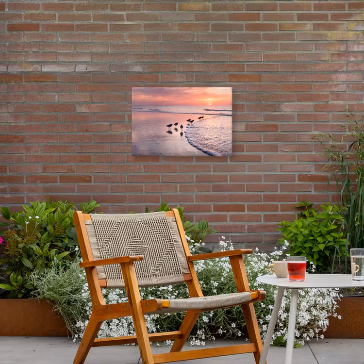 Meeuwen - Strand - Zee - Roze Tuinposter op houten frame 2 cm dik klein -sfeer3