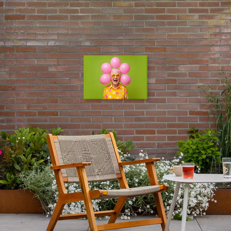 Mens - Ballonnen - Feest - Kleurrijk - Roze Tuinposter op houten frame 2 cm dik klein -sfeer3