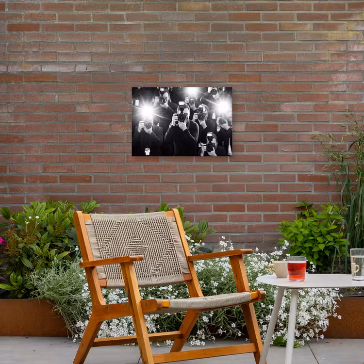 Mensen - Camera - Flitslicht - Zwart-wit - Media Tuinposter op houten frame 2 cm dik klein -sfeer3