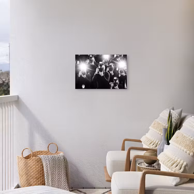 Mensen - Camera - Flitslicht - Zwart-wit - Media Tuinposter op houten frame 2 cm dik klein -sfeer1