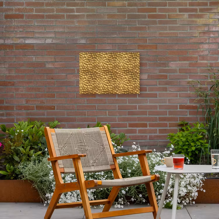 Metaal - Dynamisch - Goud Tuinposter op houten frame 2 cm dik klein 845 -sfeer3